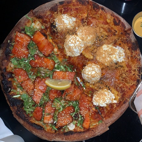 Pizza Never Sleeps Songridan-gil half and half pizza with gochujang pork and corn brown pizza