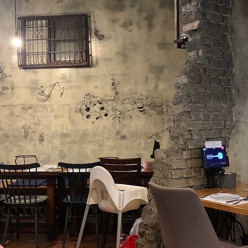 Dochi Pizza Gangnam interior vintage decor cozy dining space Italian restaurant Seoul