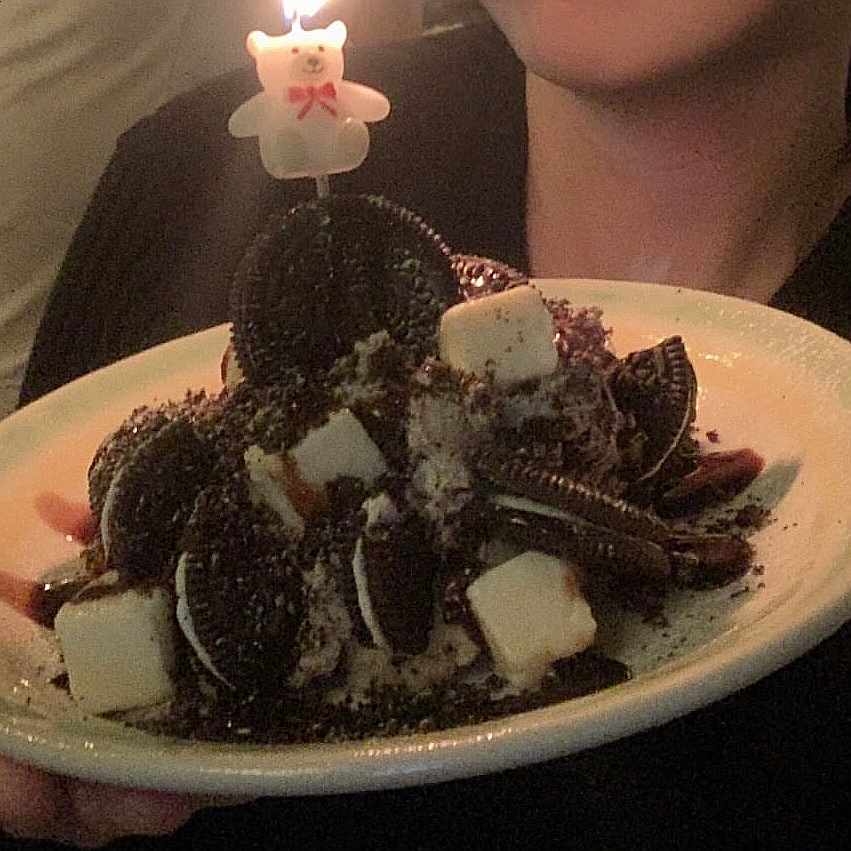 Big Foot Highball Bar Songridan-gil Oreo dessert cake with candle
