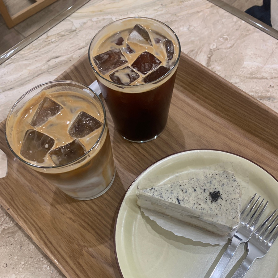 Seoul Express Bus Terminal cafe coffee and cheesecake dessert set iced americano latte