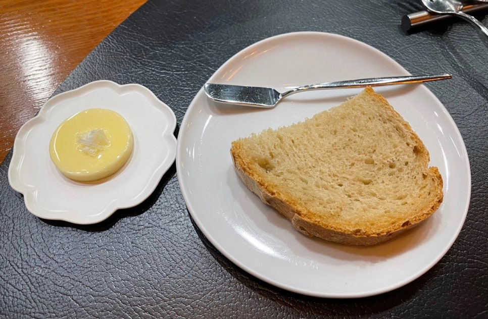 Michelin restaurant Seoul homemade bread butter course