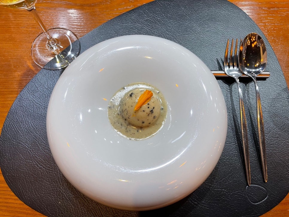 Michelin restaurant Seoul MUOKI egg truffle fine dining dish