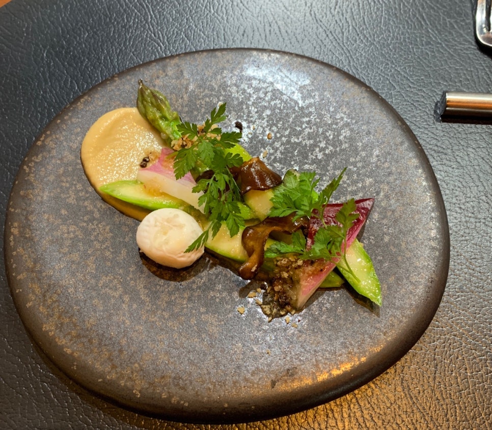 Michelin restaurant Seoul asparagus starter fine dining dish