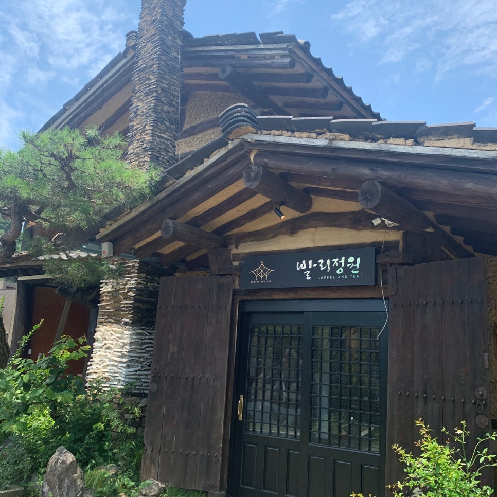 Ulsan garden cafe Bali Garden hanok entrance exterior