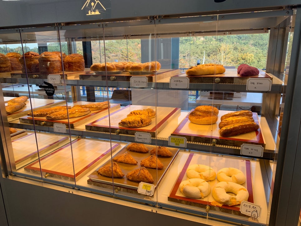 eonyang cafe ulsan sinbulsanebom bakery display fresh bread