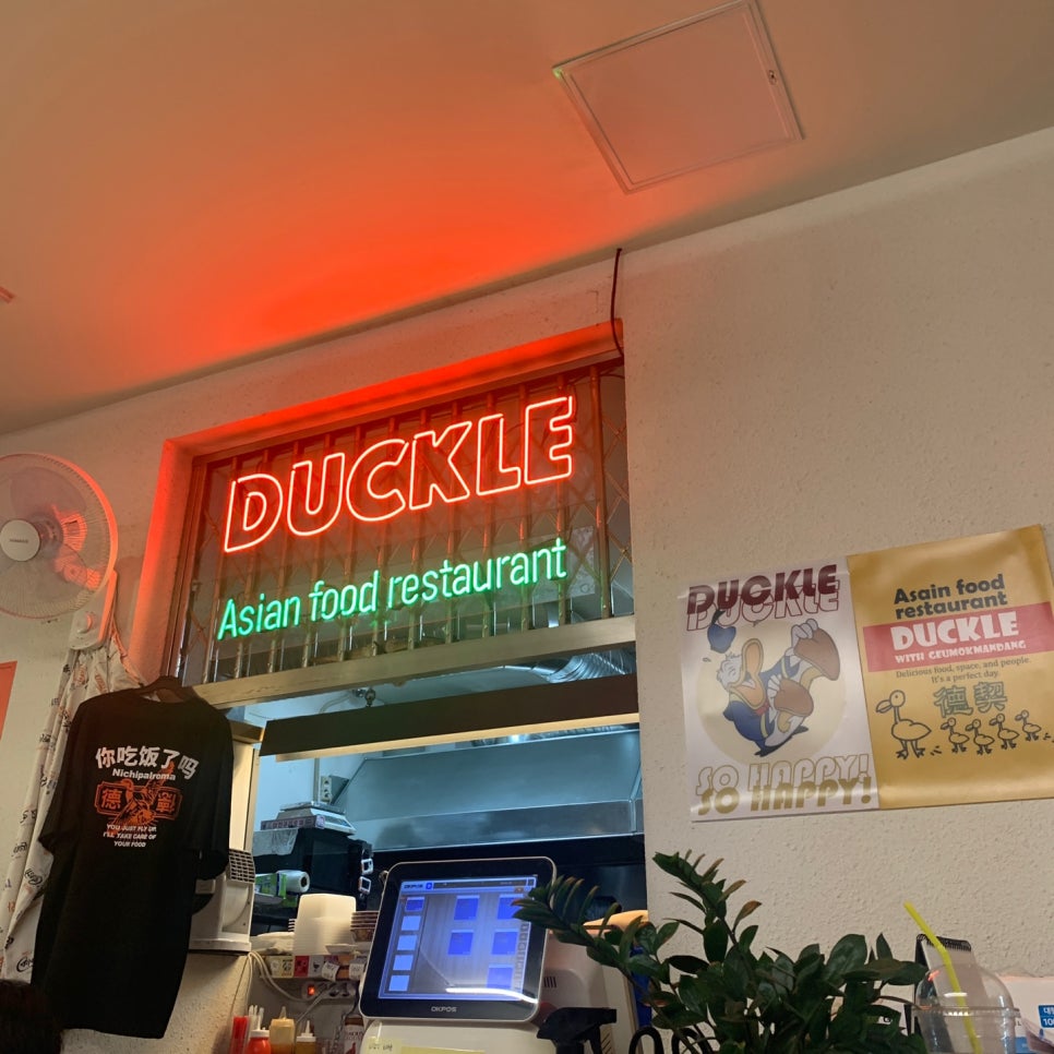 ulsan chinese restaurant duckle hong kong style interior neon sign