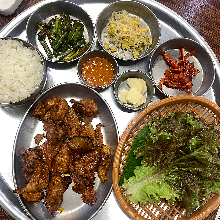 gochujang pork set korean meal with rice and side dishes