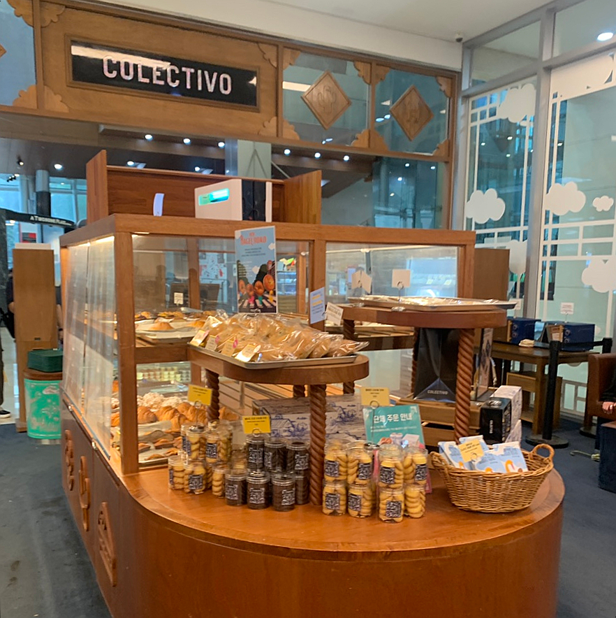 Euljiro 3-ga cafe with parking Colectivo bakery display and dessert selection