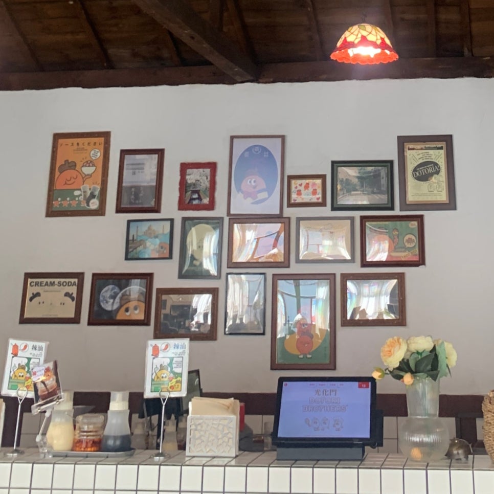 vintage wall decor cozy restaurant interior seoul aesthetic frames