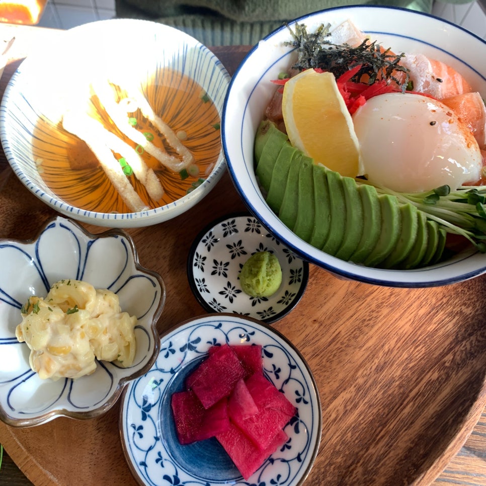 avocado salmon egg rice bowl japanese style donburi seoul