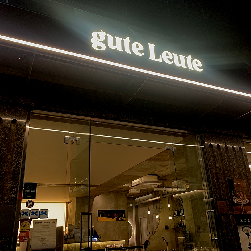 Gangnam-gu Office Station cafe Gute Leute entrance exterior night