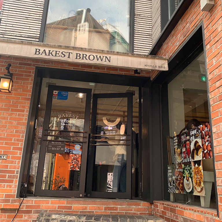 bakest brown gangnam bakery cafe exterior entrance near sinnonhyeon station