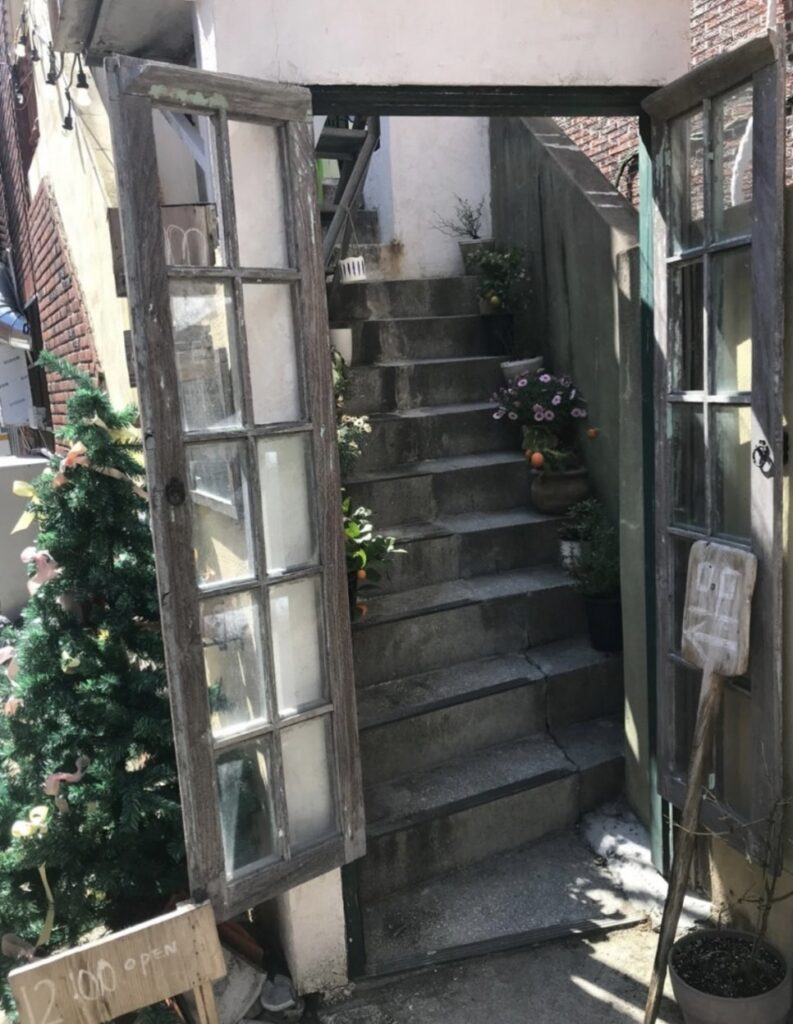 Busan Jeonpo Cafe Mmmu vintage entrance photo spot