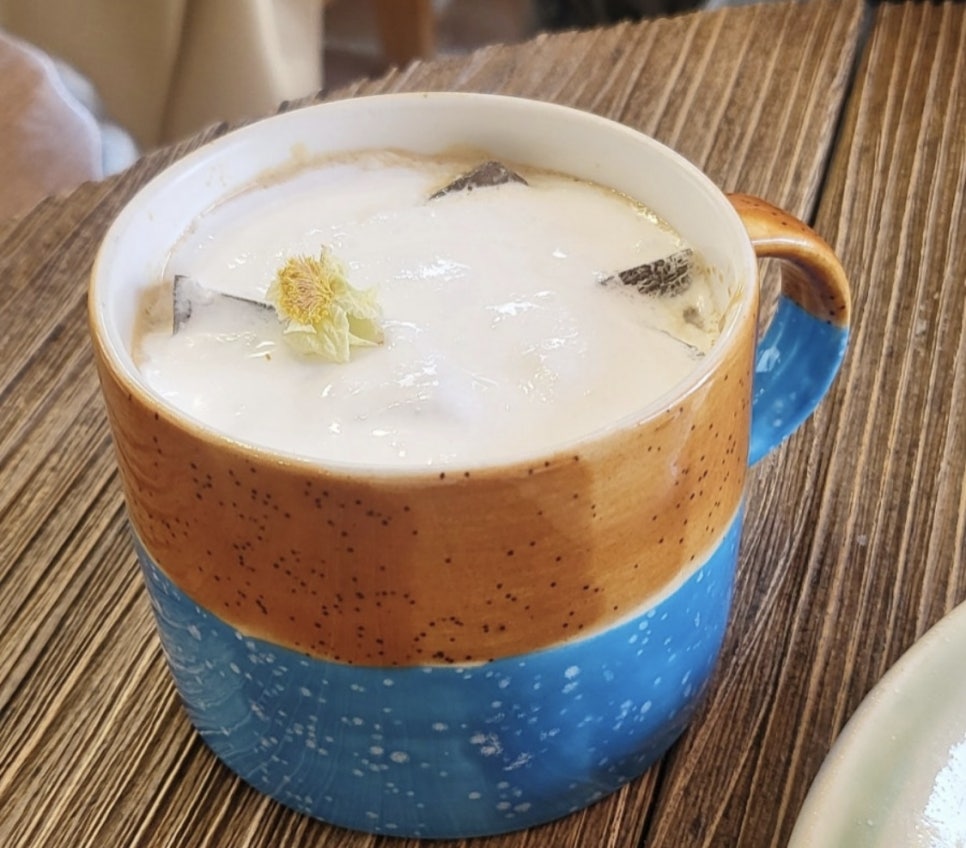 Creamy milky latte at Busan Jeonpo Cafe Mmmu