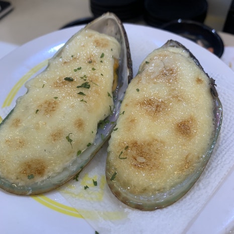 baked cheese mussels at conveyor belt sushi busan