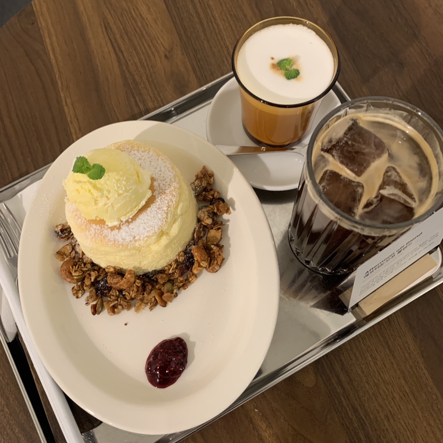 Signature Ro Fields Latte and dessert at Undercoffee Gwangalli Cafe
