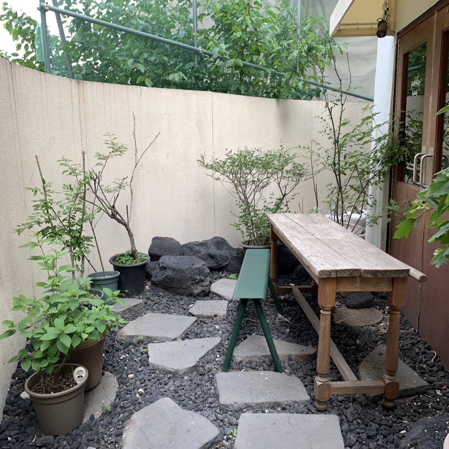 Outdoor seating area at SADDLER HAUS Garosugil