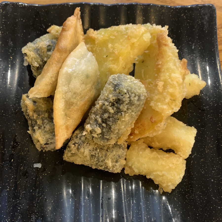 Korean fried snacks and tempura at Suseo Station tteokbokki restaurant