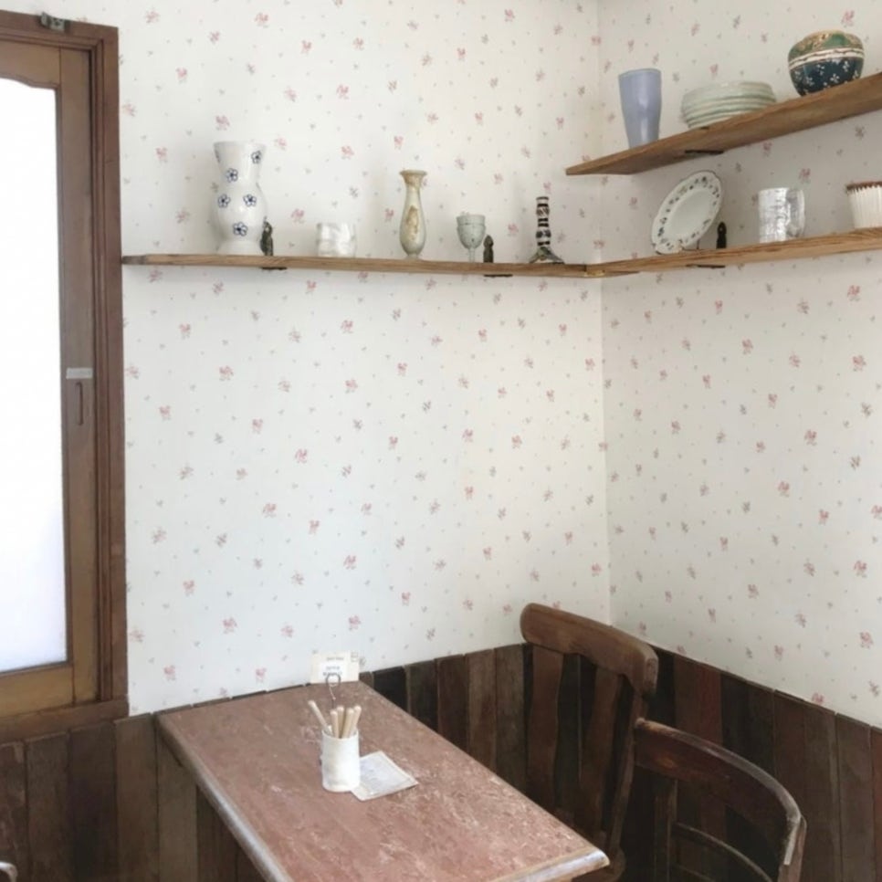 Vintage table seating at Busan Jeonpo Cafe Mmmu