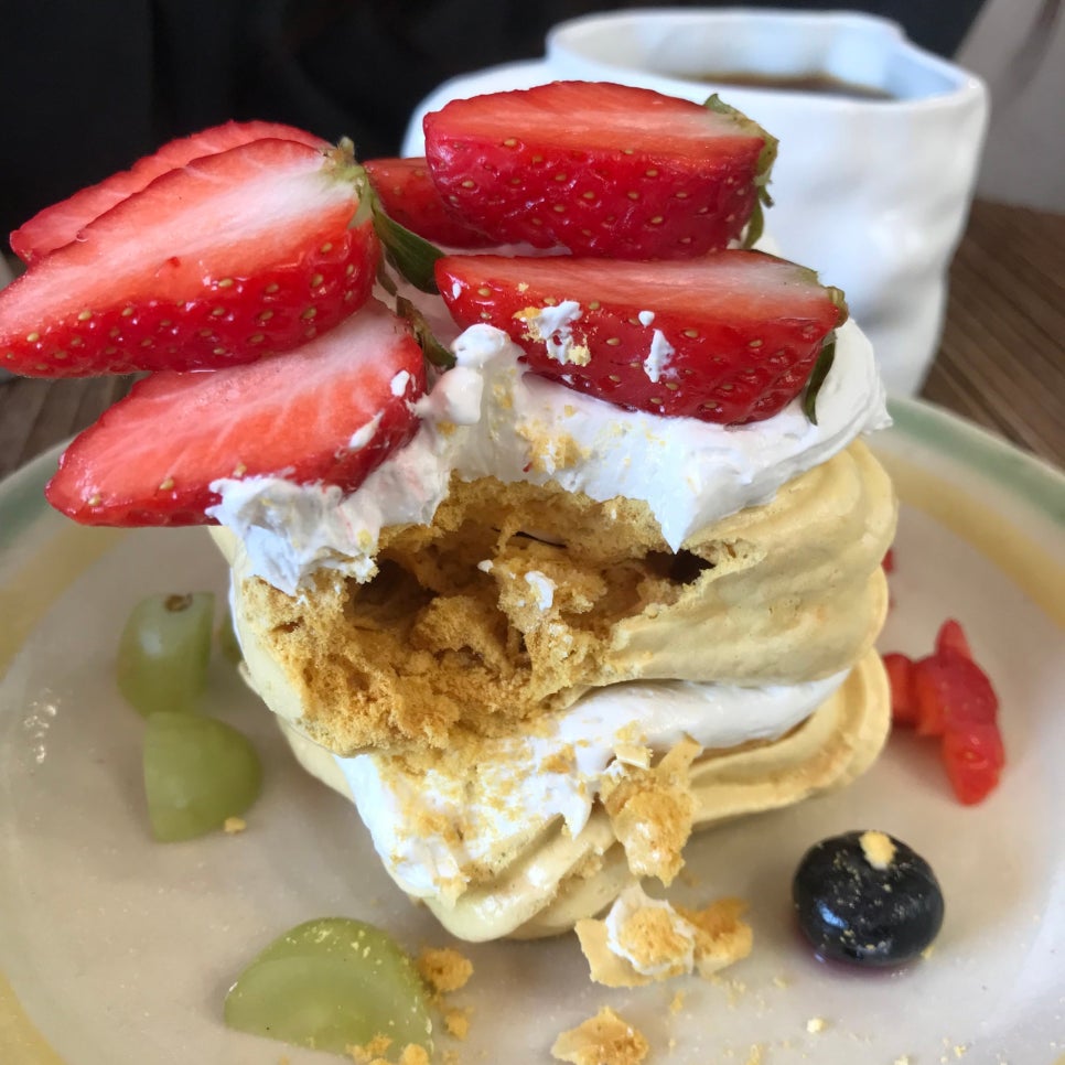 Strawberry pavlova dessert at Busan Jeonpo Cafe Mmmu