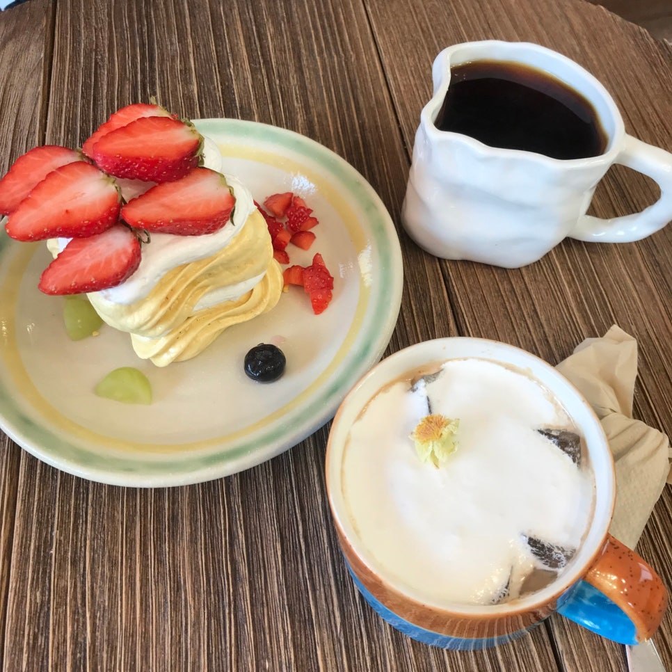 Dessert and coffee set at Busan Jeonpo Cafe Mmmu