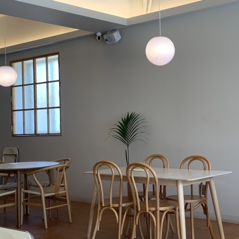 Pomponrouge cozy round table seating interior