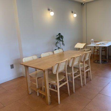 Pomponrouge wooden table seating interior