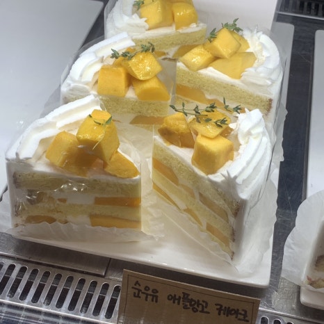Fresh mango cake at The Barn Bake Shop Seokchon Lake