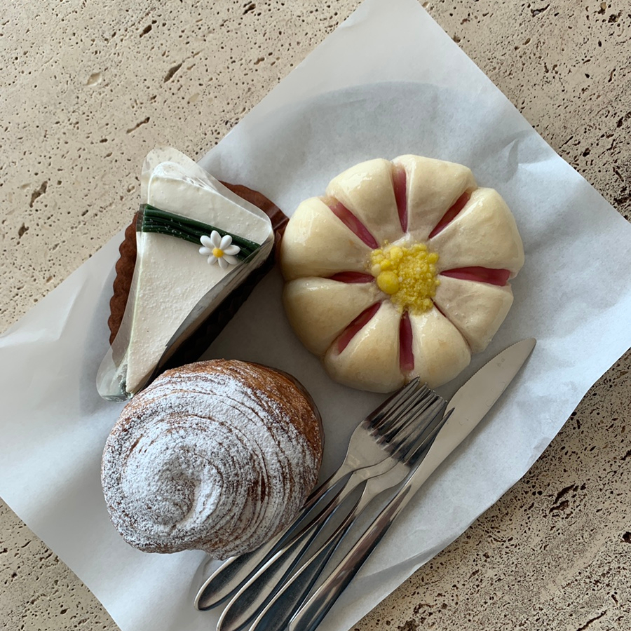 Hoppipolla Cafe Ulsan desserts including mont blanc and cherry blossom bread