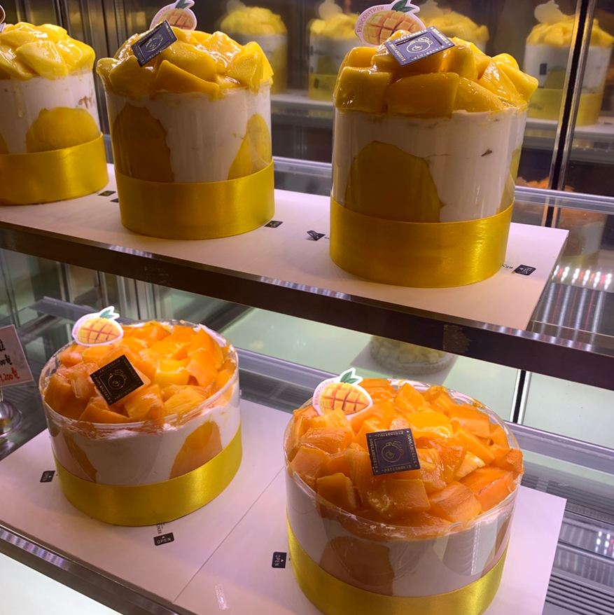 Mango cream cakes in display case at Rencontrer Ulsan Bakery bakery shop