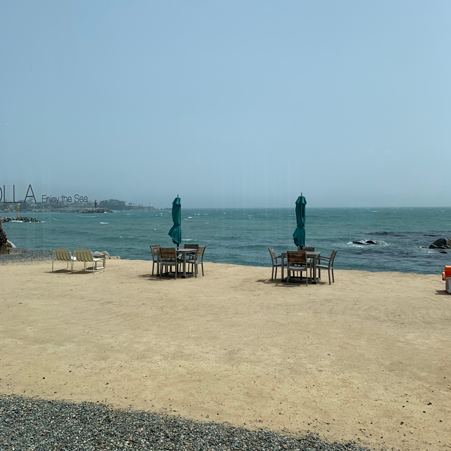 Hoppipolla Cafe Ulsan beachfront outdoor tables and sea view