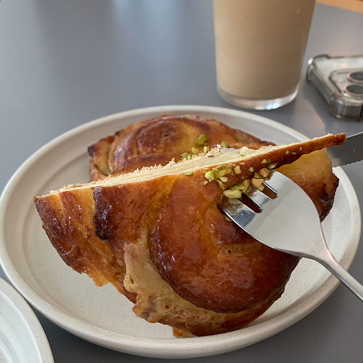 Cheesecake Cafe in Ulsan pistachio bun at Kihaso