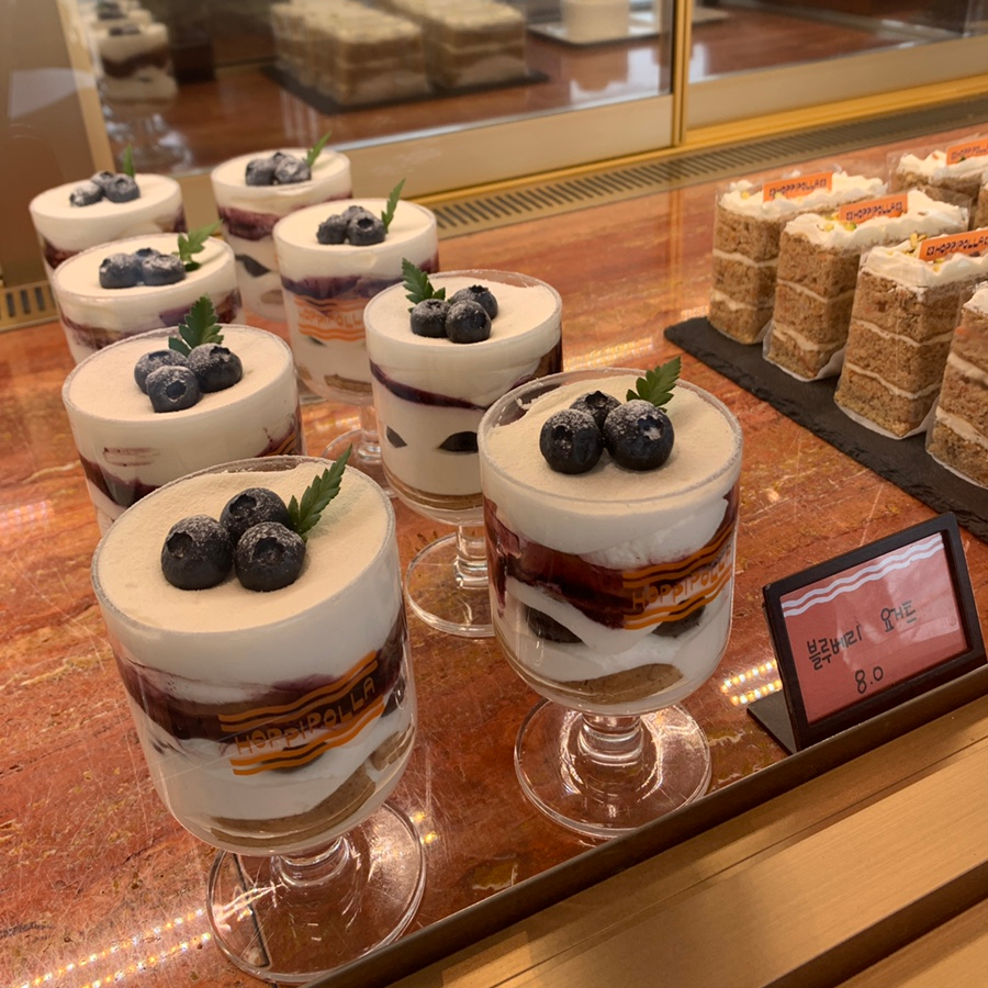 Hoppipolla Cafe Ulsan bakery and dessert display