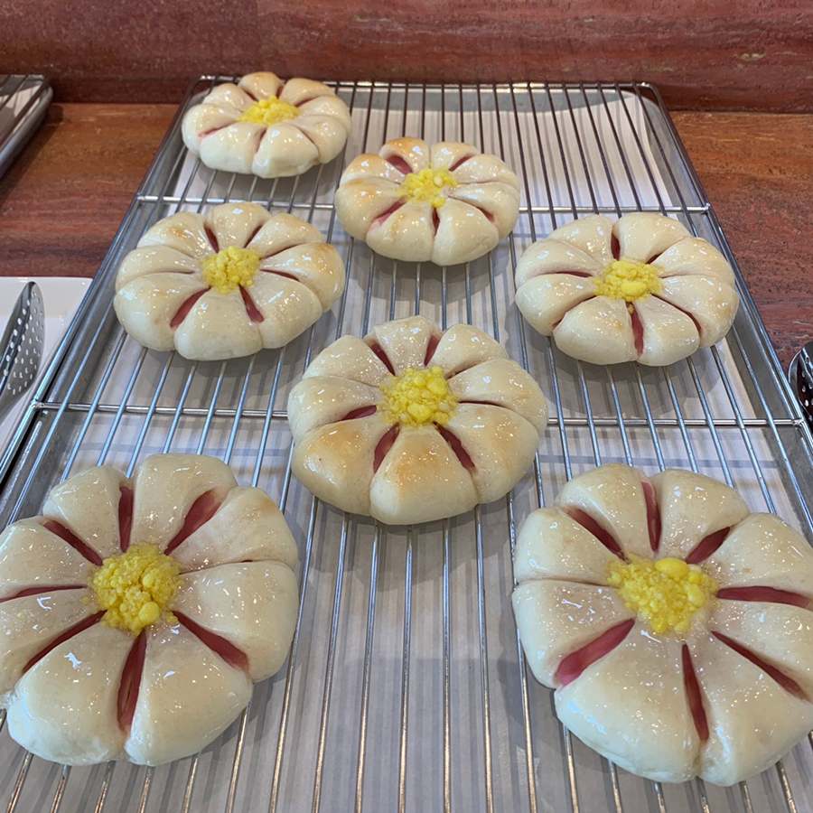 Hoppipolla Cafe Ulsan seasonal cherry blossom bread