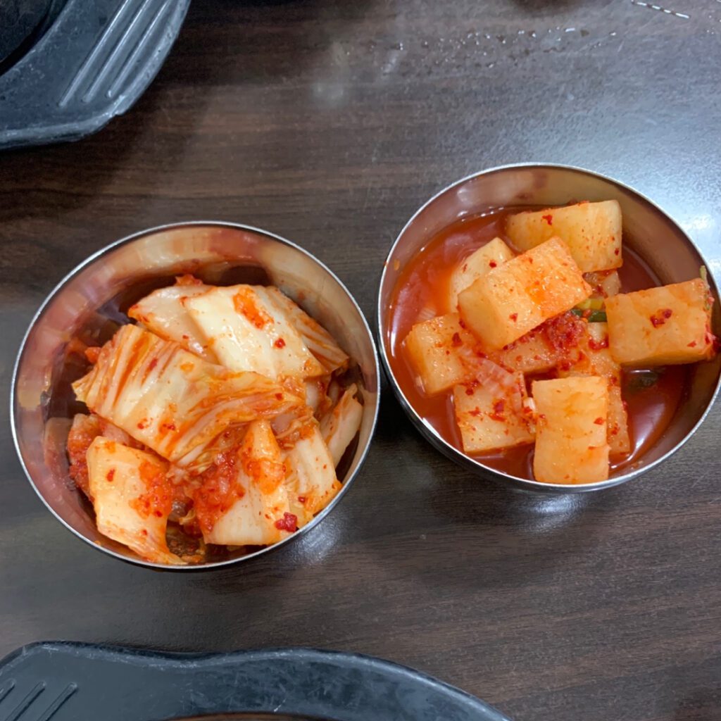 Kimchi and kkakdugi served at Taepyeongso Gukbap