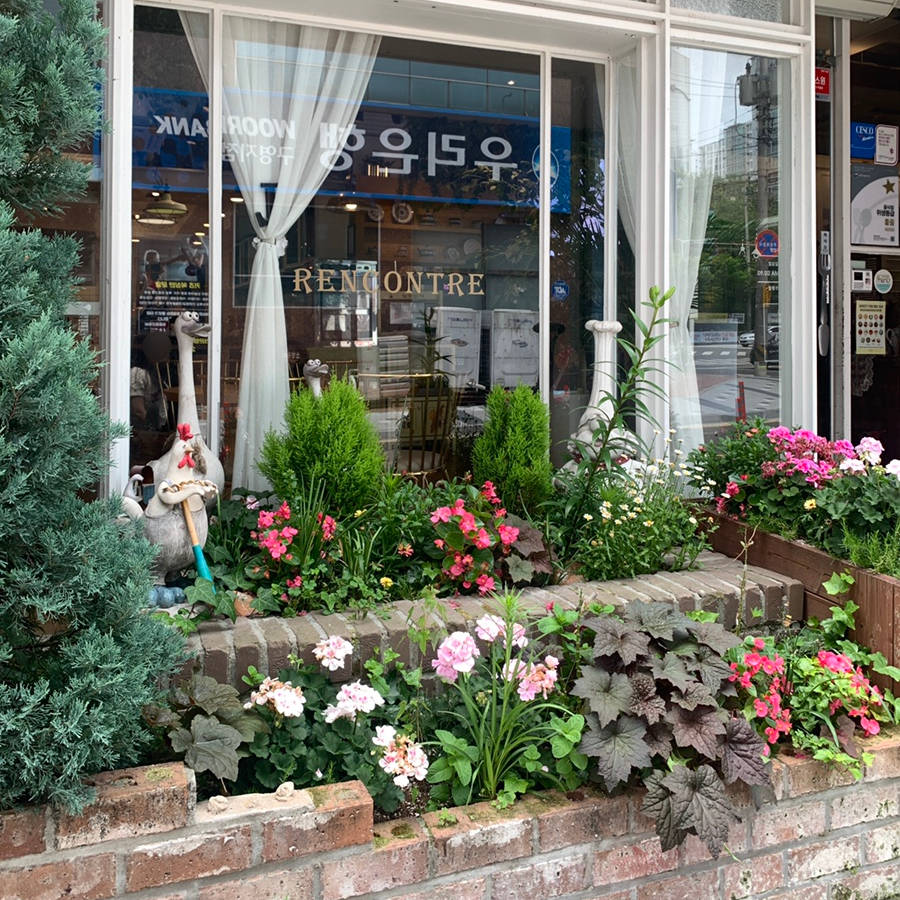 Rencontrer Ulsan Bakery exterior with flowers and entrance decoration