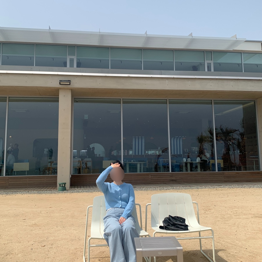 Hoppipolla Cafe Ulsan outdoor seating area with ocean view