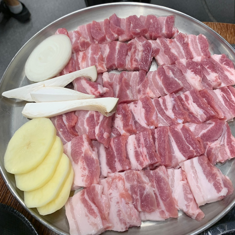 Thick-cut pork belly platter at Cheonhatongil Matjip Gangnam