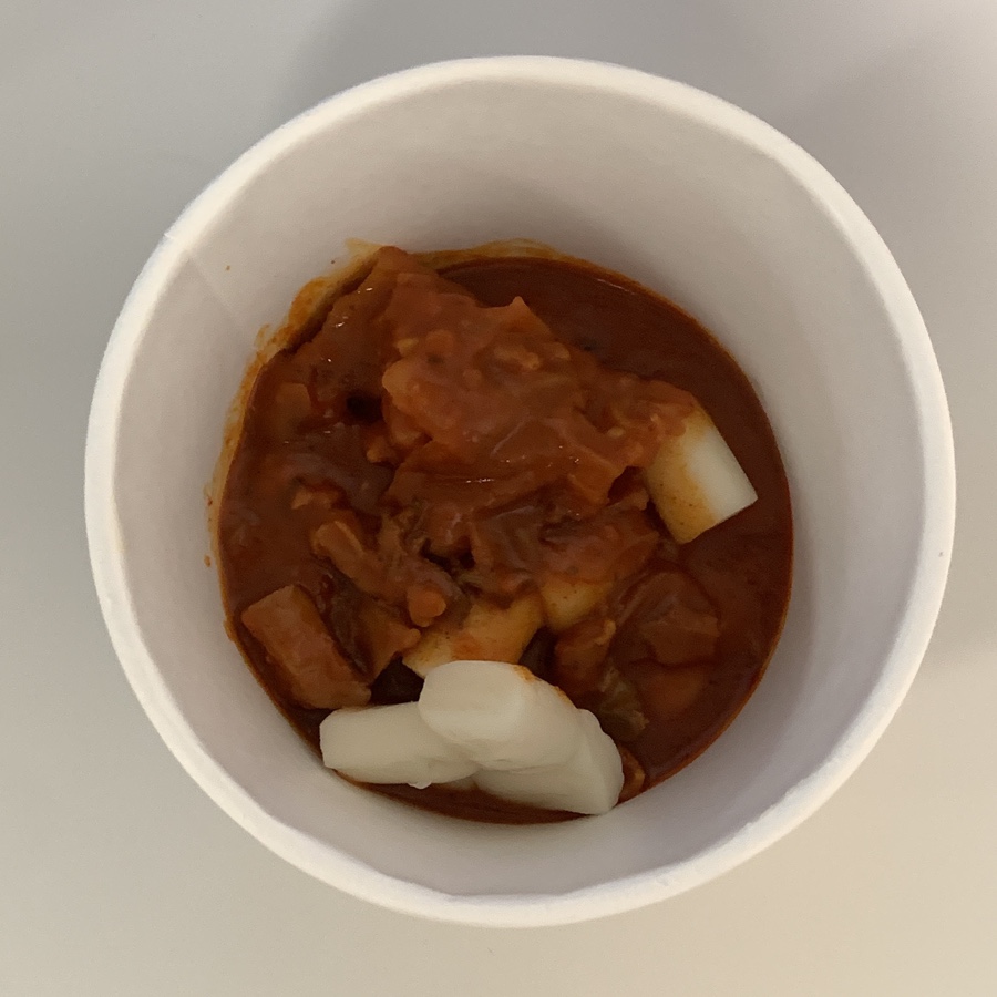 Rice cakes coated in dakgalbi sauce with chicken pieces