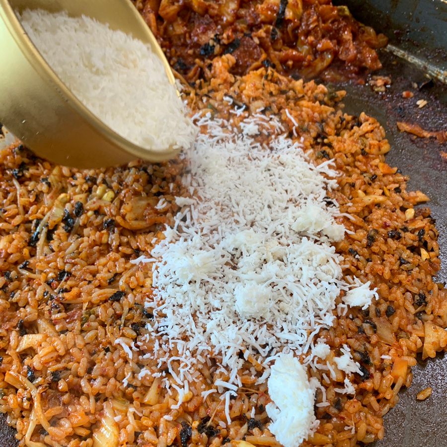 Chuncheon Miso Dakgalbi adding mozzarella cheese to fried rice