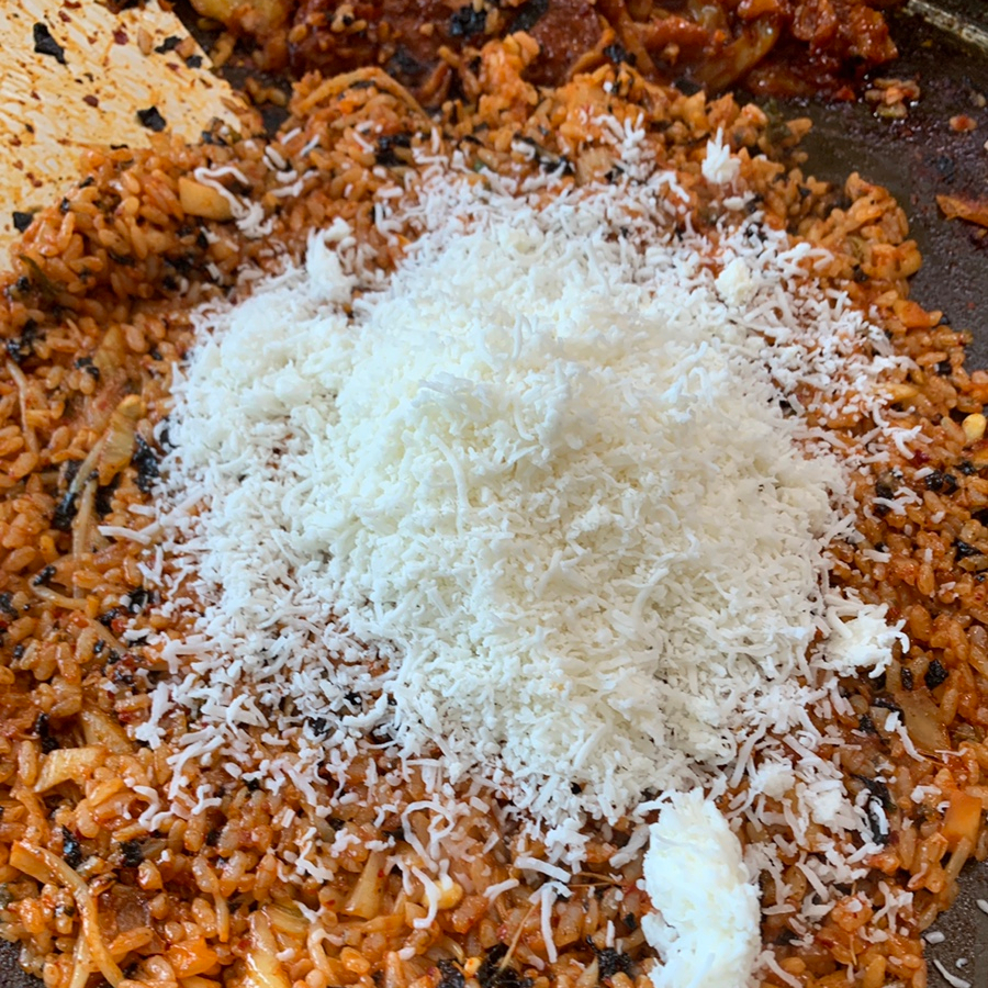Chuncheon Miso Dakgalbi cheese fried rice topped with mozzarella cheese