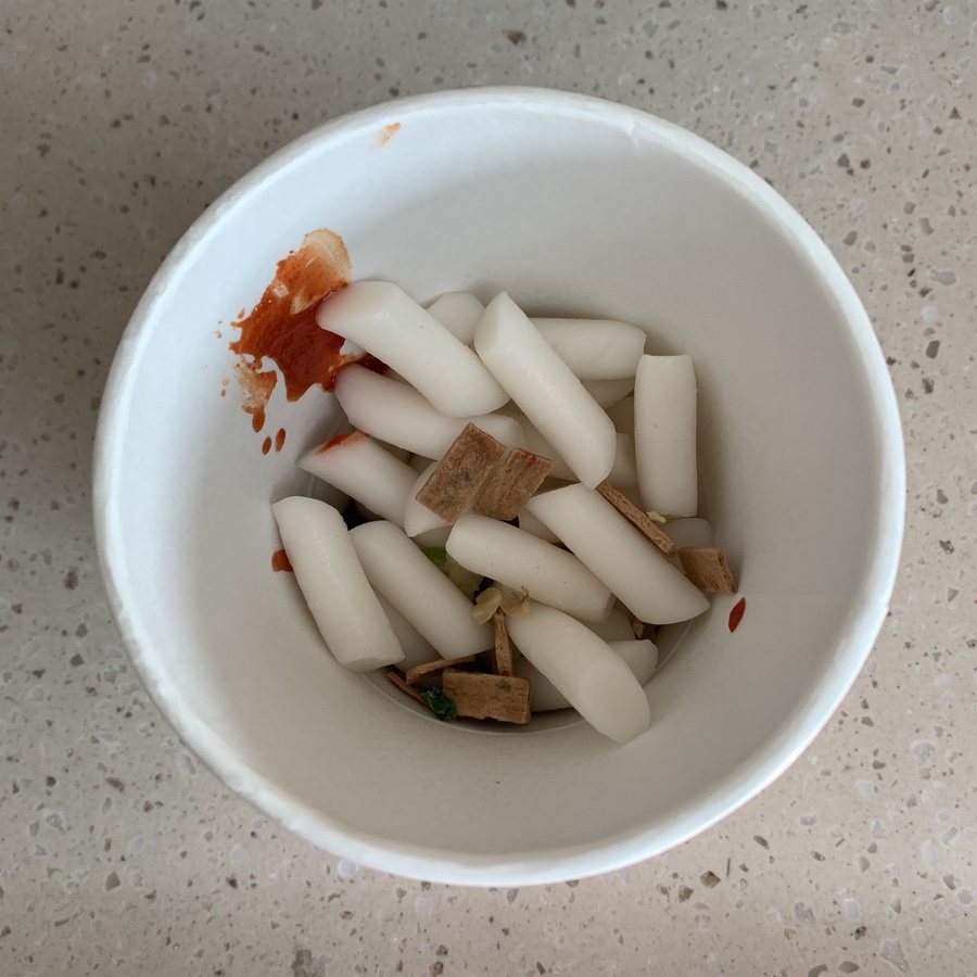 Rice cakes and fish cake inside Ottogi Cup Tteokbokki Original
