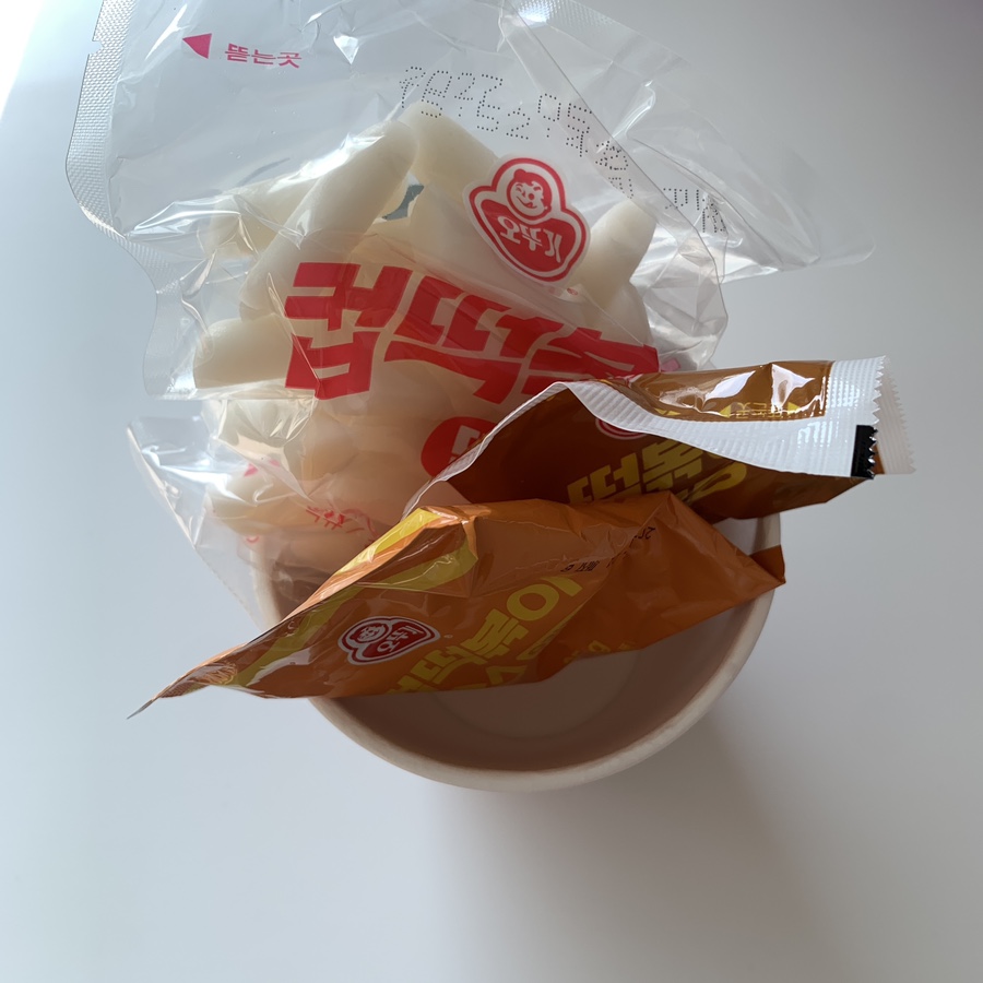 Sauce packets included with Ottogi Cup Tteokbokki Original