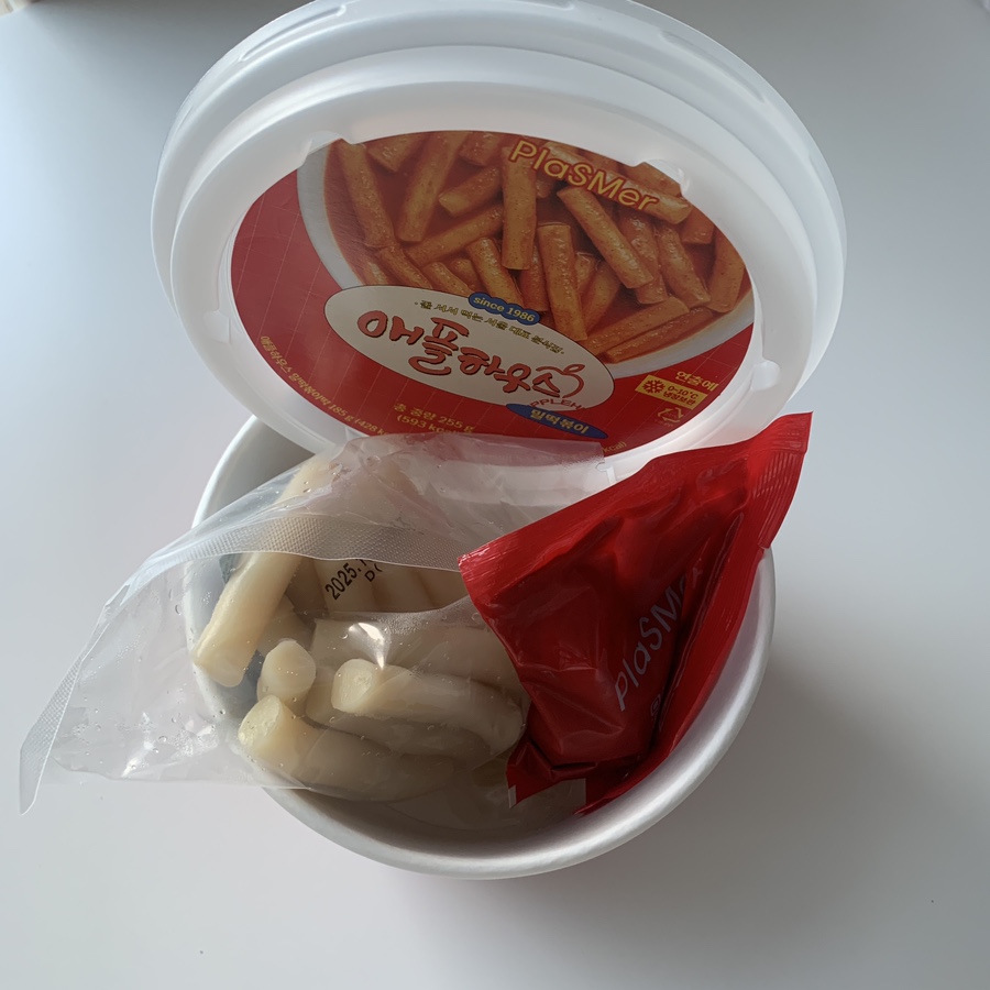 Apple House Wheat Tteokbokki rice cakes and sauce before cooking