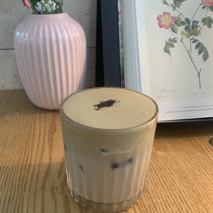 Adult Earl Grey iced drink at Cafe de Ladder Seoul