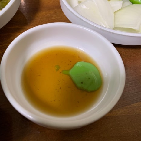 Hanwoo suyuk with dipping sauce at Cheonggiwa Gomtang Eonyang