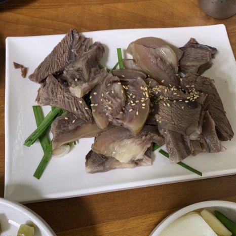 Tender Korean beef suyuk served at Cheonggiwa Gomtang Eonyang