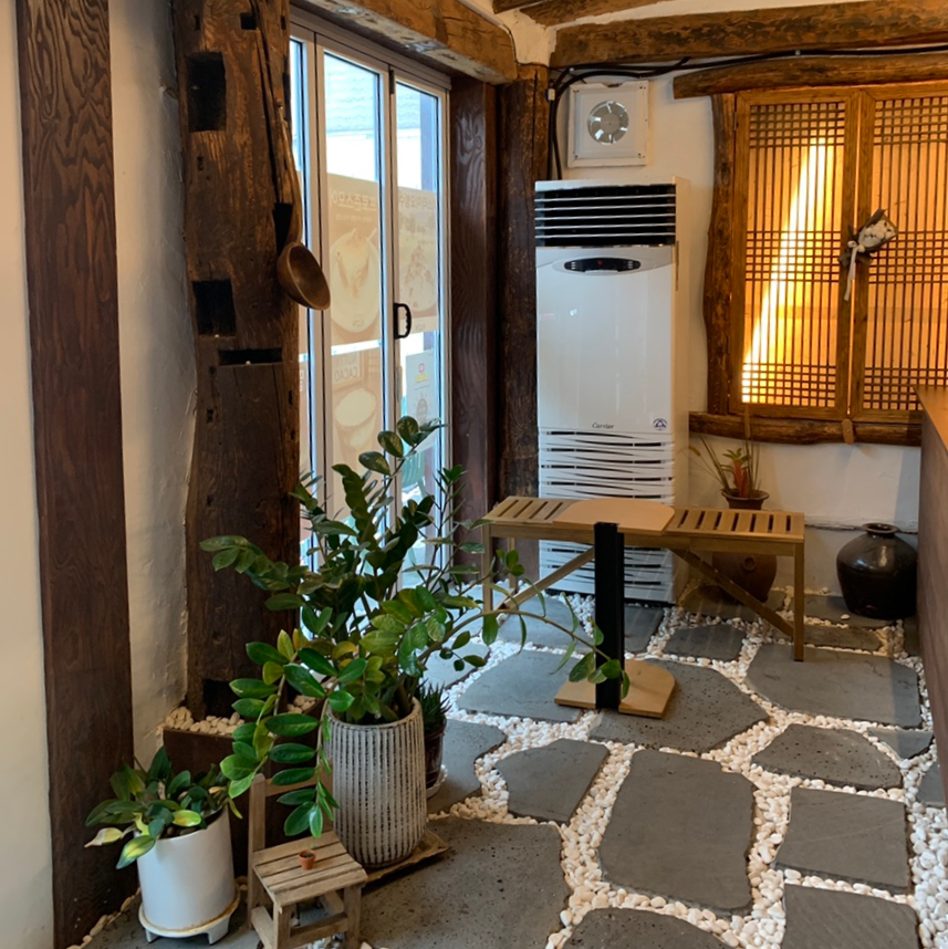 Cozy Korean-inspired interior at Flow Coffee Ulsan