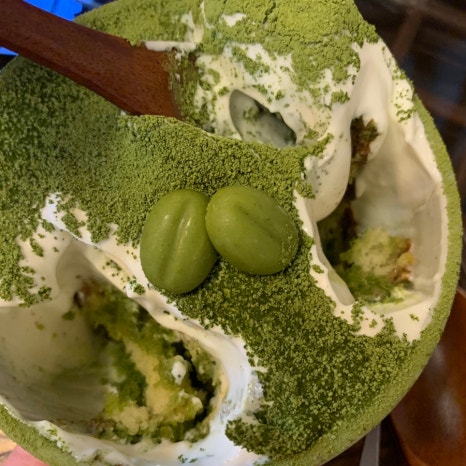 Matcha tiramisu topped with green tea powder at Flow Coffee Ulsan