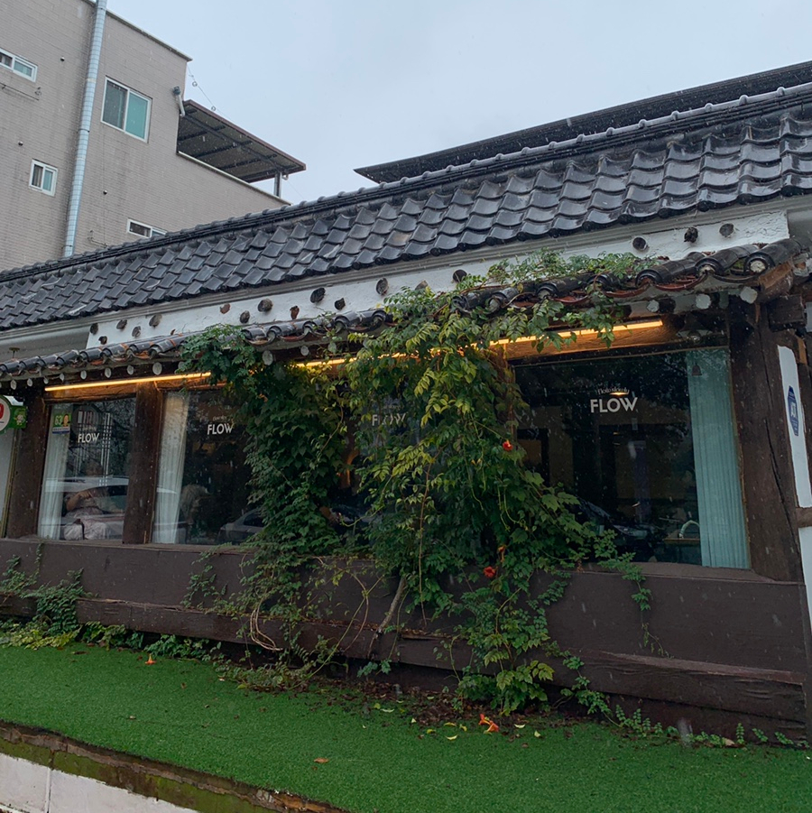 Traditional exterior of Flow Coffee Ulsan in Taehwa-dong